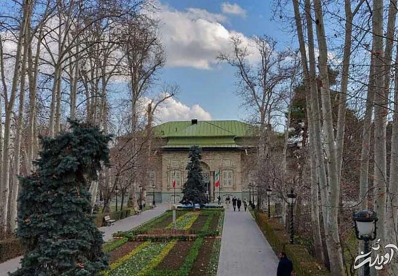 محوطه داخلی باغ و روبهروی کاخ سعد آباد با چمنکاری زیبا